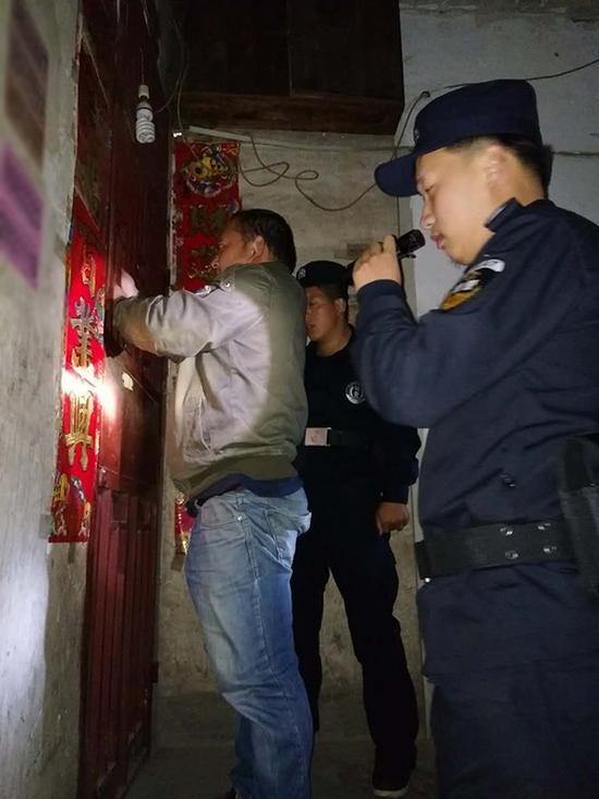 拉萨粗心妈妈误将幼女锁家中 民警全城寻开锁师傅开门